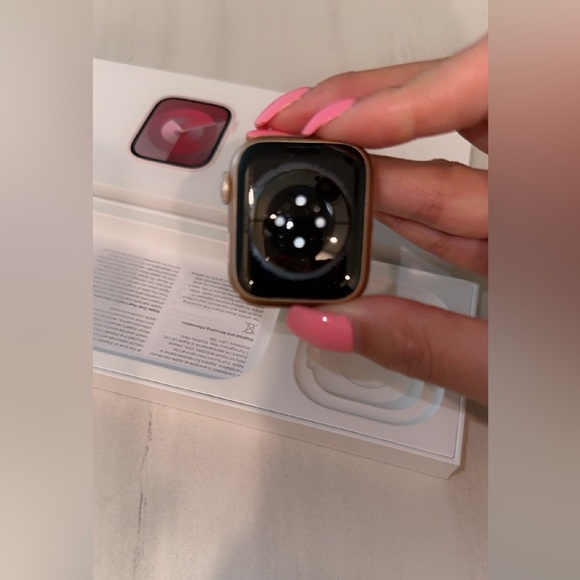 Apple Watch Series 6 40mm (Used) still in excellent condition - Picture 5 of 5